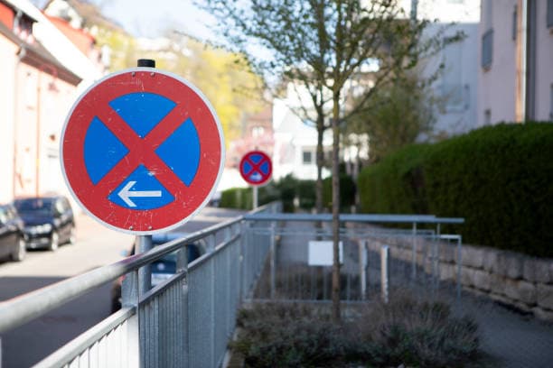 Halteverbotsschild an einer Wohnstraße — Halteverbotszone für den Umzug
