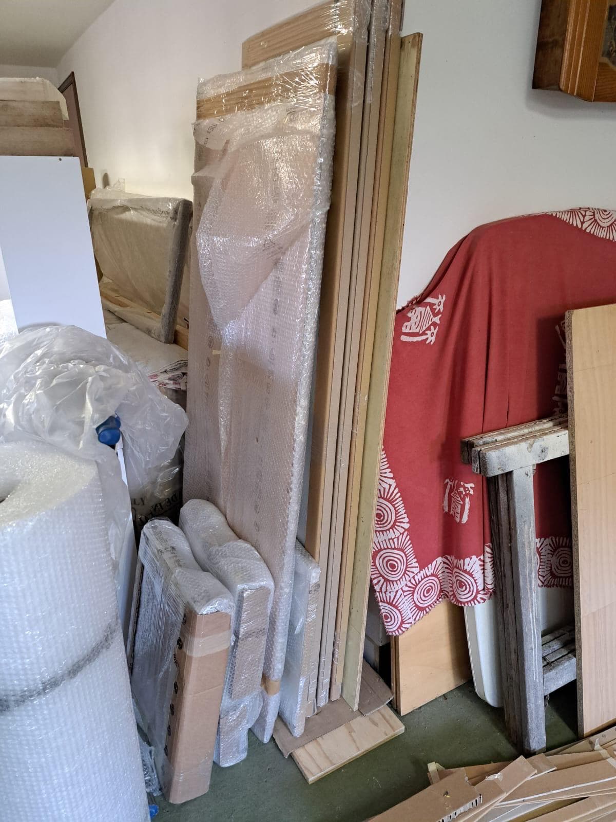 Sorgfältig verpackte Möbel und Haushaltsgegenstände für den Seniorenumzug