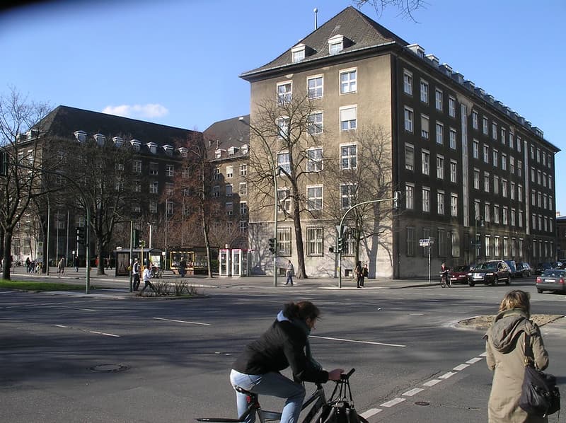 Verwaltungsgebäude an einer städtischen Kreuzung – Behördenstandort in Berlin