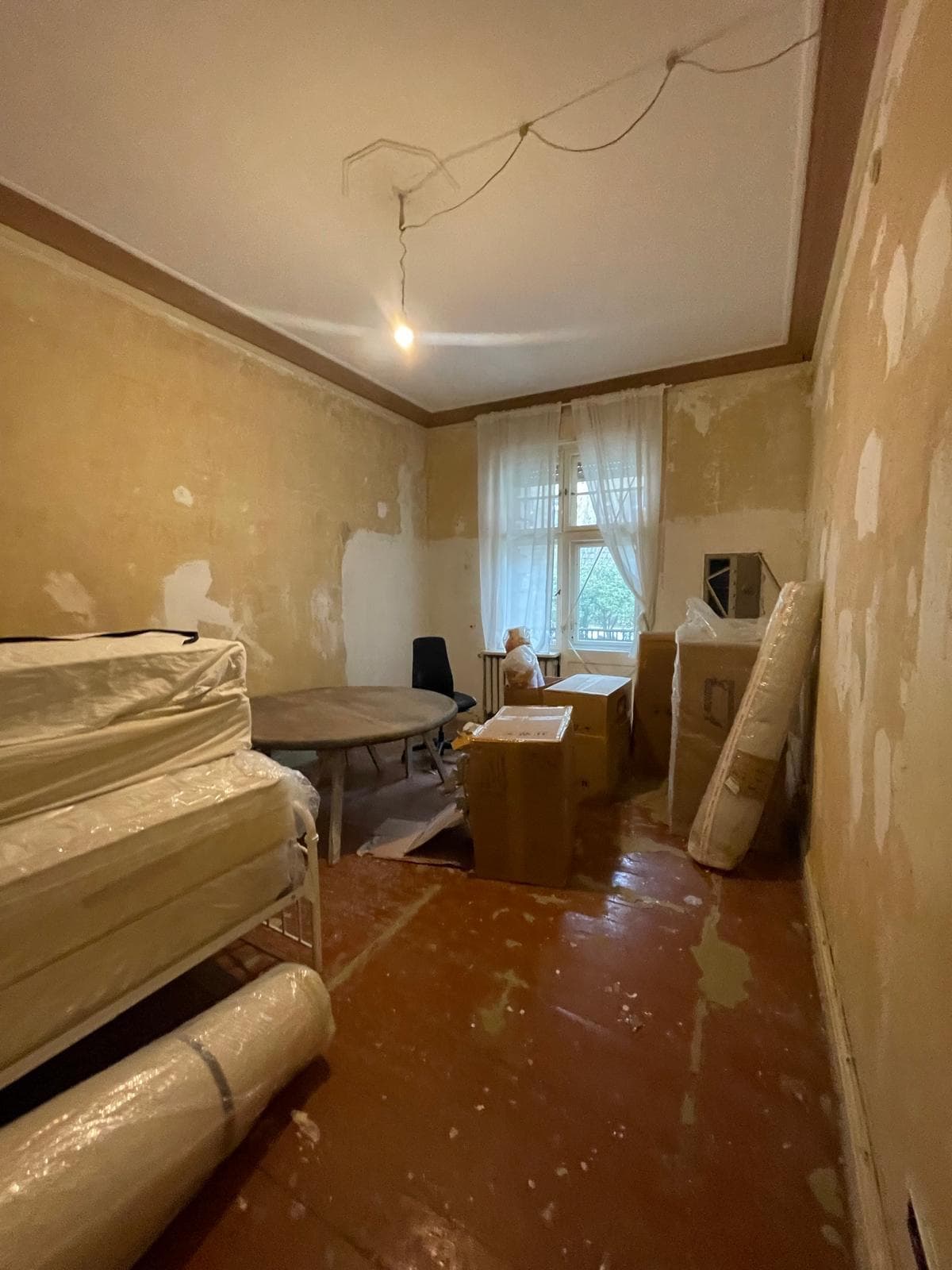 Wohnung mit Matratzen, Umzugskartons und Möbeln während einer Entrümpelung in Berlin