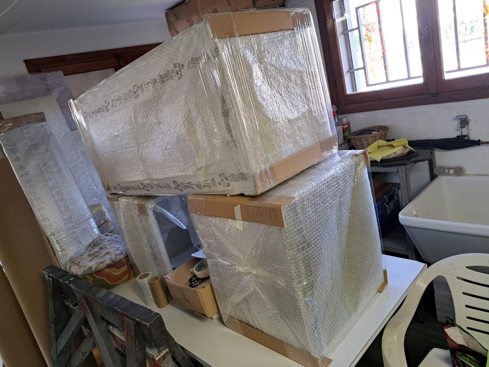 Sorgfältig verpackte Möbel und Gegenstände mit Luftpolsterfolie für Lagerung und Transport