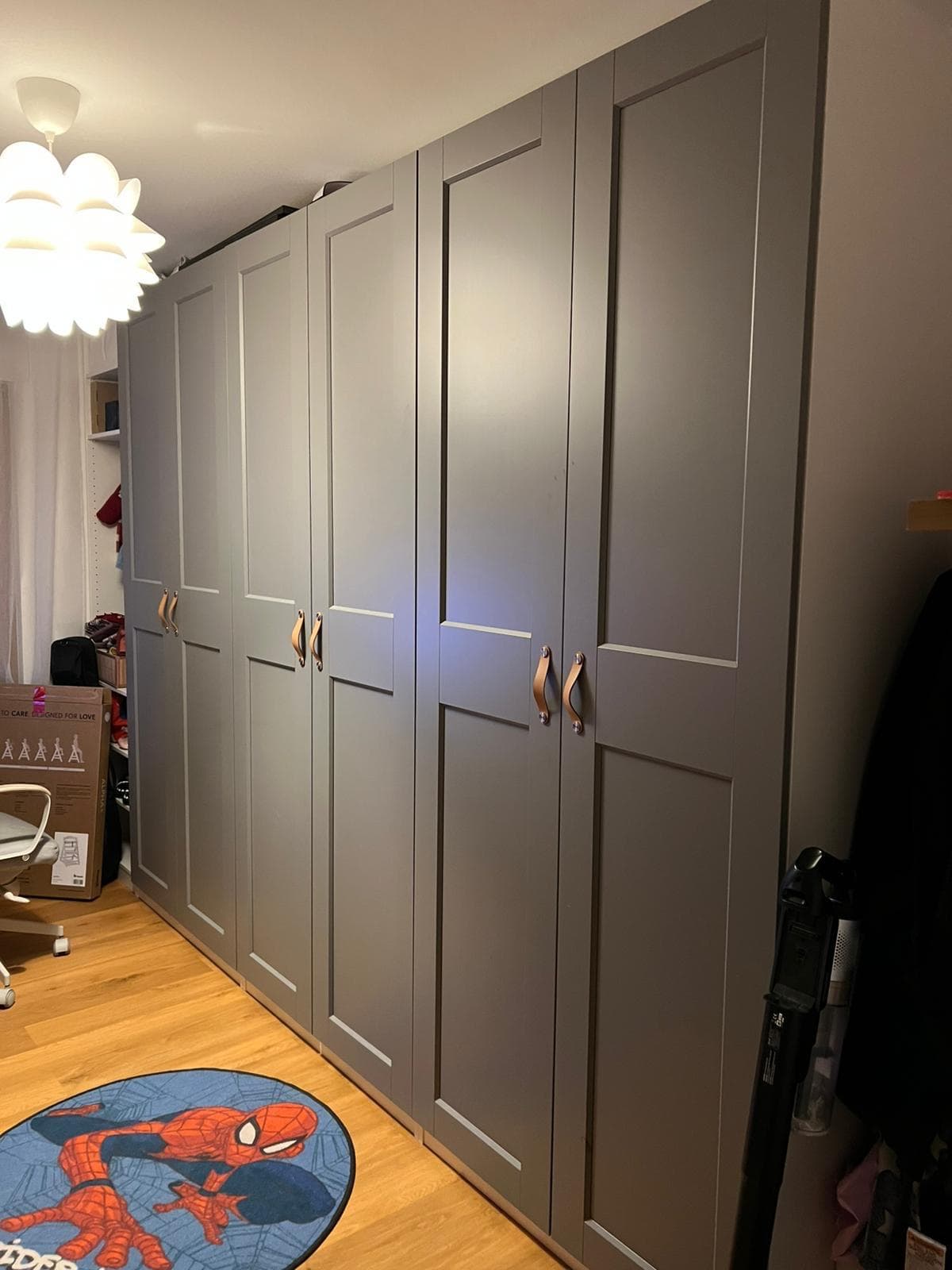 Großer grauer Kleiderschrank mit Shaker-Türen und Ledergriffen — fachgerecht montiert