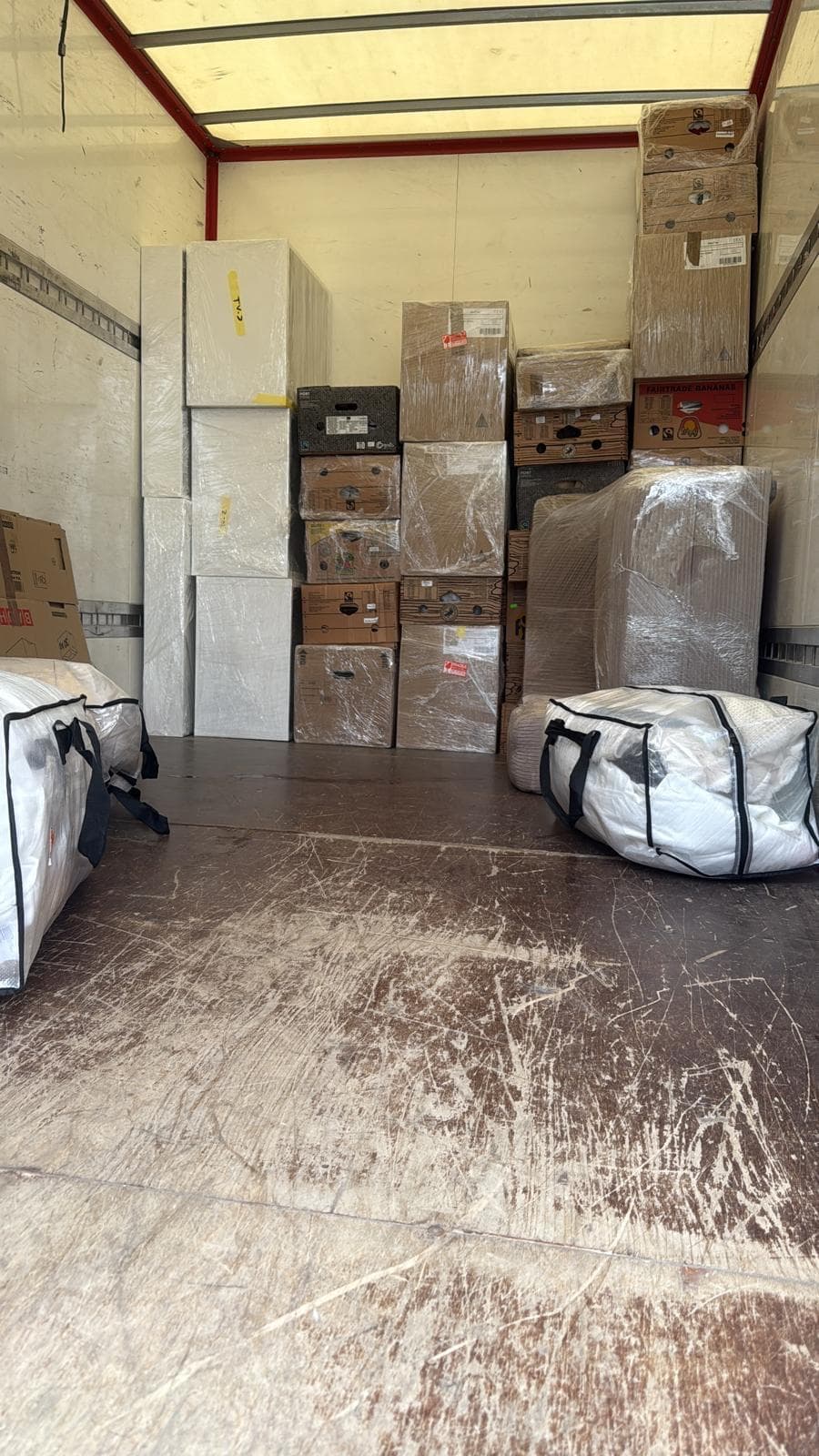 Beladener Umzugslaster mit Kartons und verpackten Möbeln – Studentenumzug